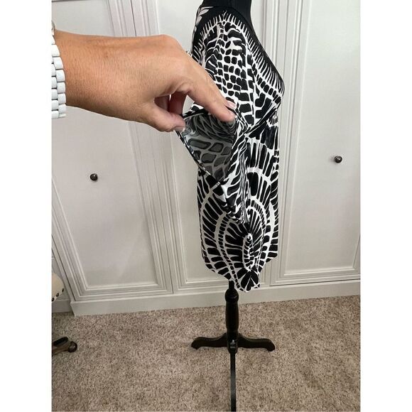 Trina Turk Tynic Top‎ Black and White women’s size small ￼ - Picture 5 of 8